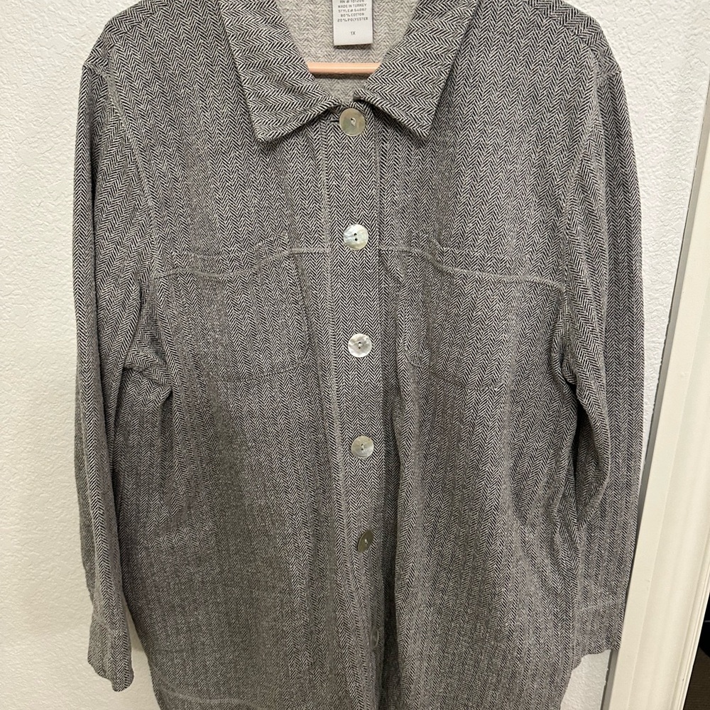 Subtle herringbone patten Soft Surround shacket.  Size 1 x